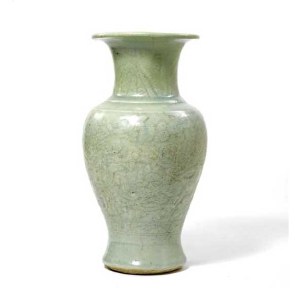 Appraisal: SELADON-VASE China Yuan-Dynastie H cm Balusterf rmige Vase mit ausschwingender