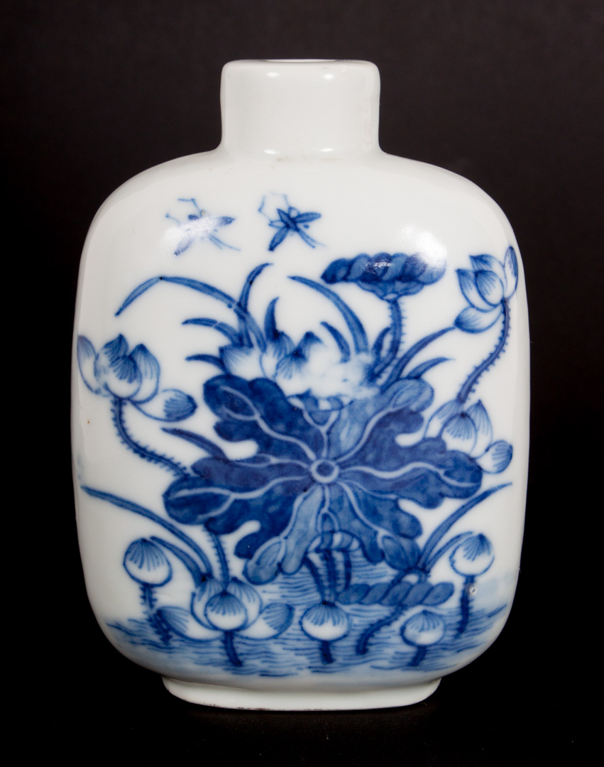 Appraisal: Chinese blue and white porcelain snuff bottle th century with