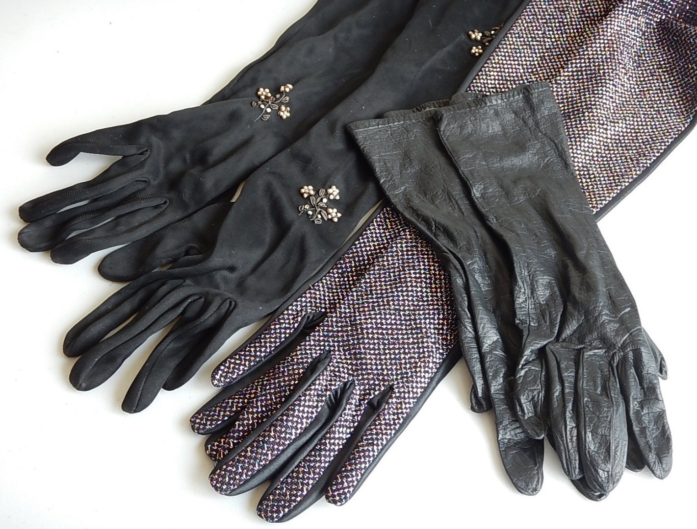 Appraisal: A pair of ladies kidskin gloves and two pairs of