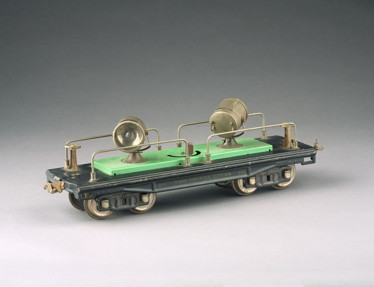 Appraisal: LIONEL SEARCHLIGHT CAR WITH GREEN BASE