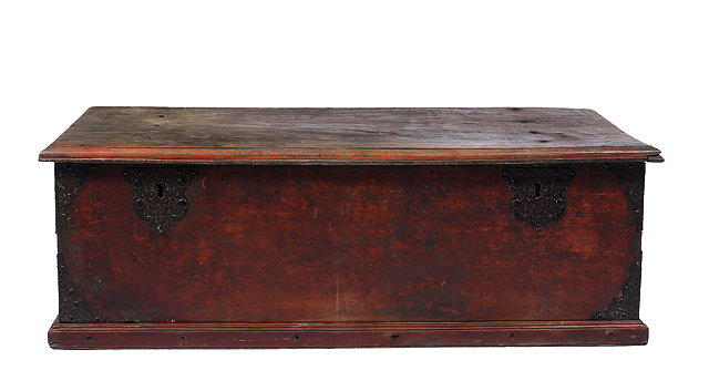 Appraisal: AN OLD HARDWOOD RED STAINED COFFER with pierced escutcheons to