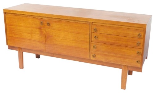 Appraisal: A retro teak sideboard with arrangement of two cupboards and