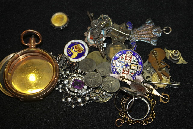 Appraisal: A SMALL COLLECTION OF MISCELLANEOUS JEWELLERY including an RAF Wings