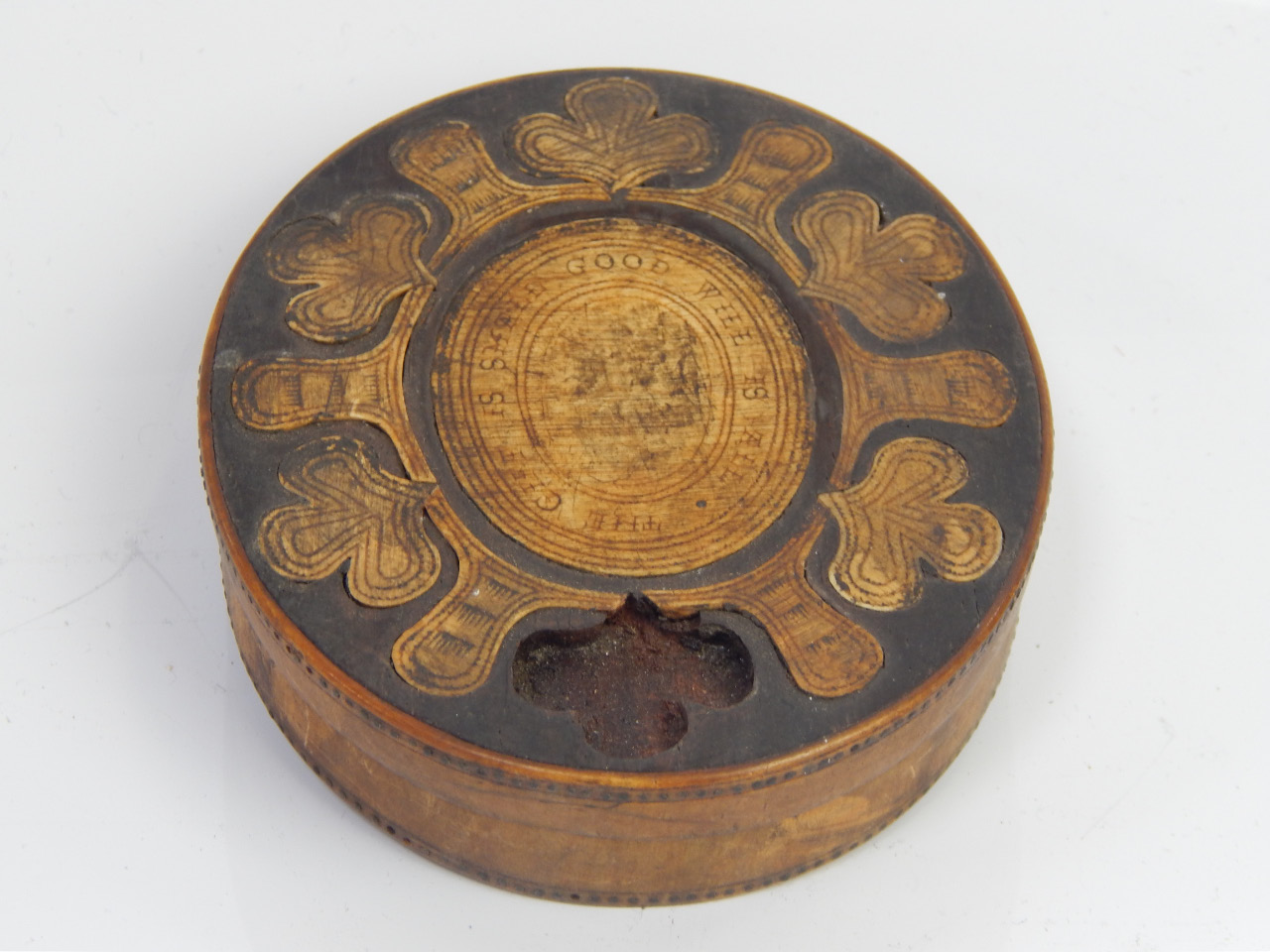 Appraisal: A thC horn and inlaid mahogany snuff box with an