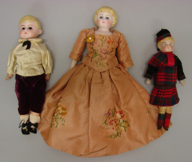 Appraisal: Lot of shoulderhead dolls with molded blonde hair Dolls with