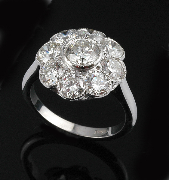 Appraisal: A DIAMOND FLOWER CLUSTER RING The principal round brilliant cut