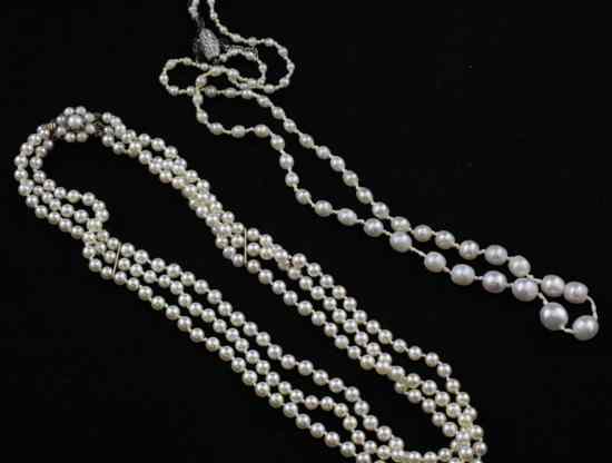 Appraisal: A three strand cultured pearl choker with ct gold clasp