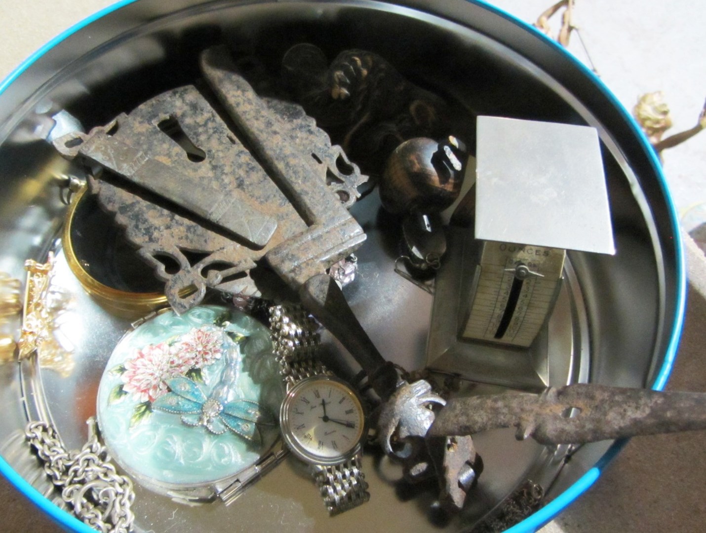 Appraisal: A quantity of collectables including an iron lock a wooden