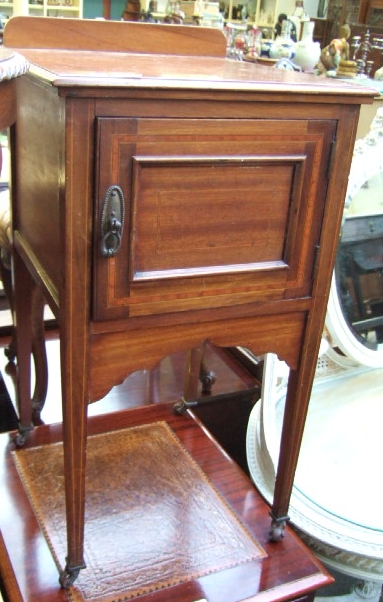 Appraisal: An Edwardian mahogany and satinwood banded pot cupboard with a