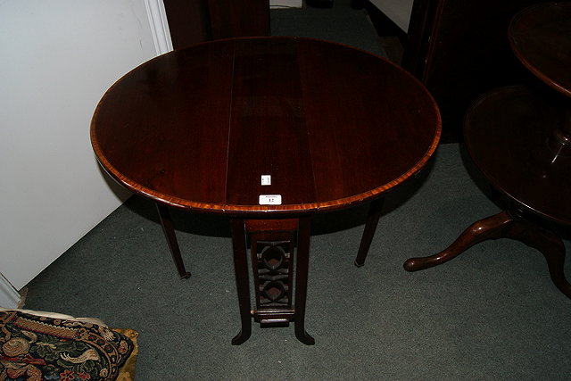 Appraisal: AN EDWARDIAN MAHOGANY AND SATINWOOD CROSSBANDED PEMBROKE TABLE cm