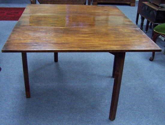 Appraisal: An early th Century mahogany gateleg table the rectangular top