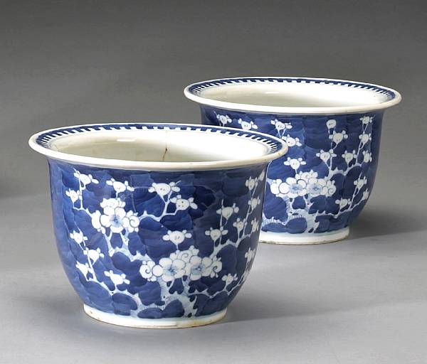 Appraisal: A pair of small blue and white porcelain cache pots