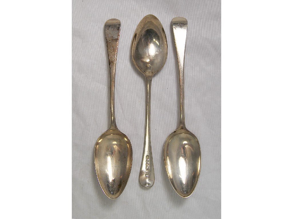 Appraisal: Set of three Georgian silver Old English pattern tablespoons London