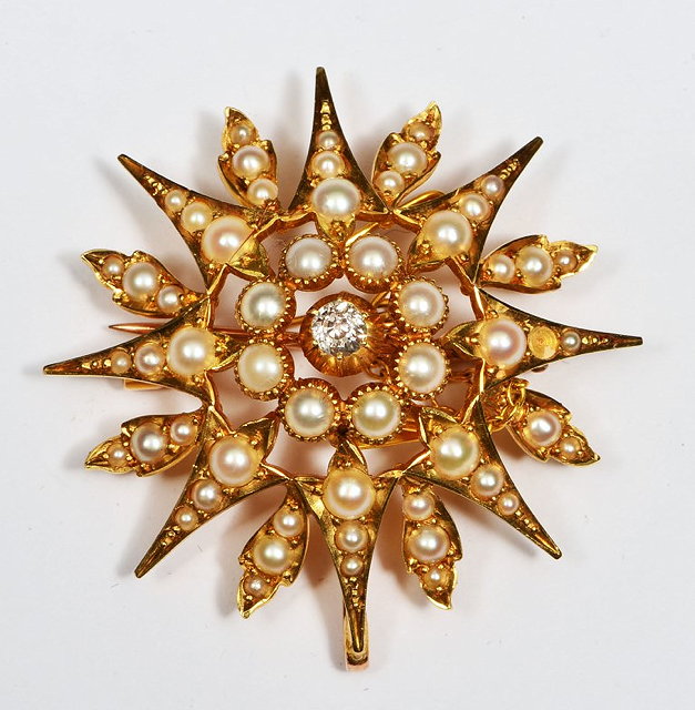 Appraisal: AN EDWARDIAN BAR BROOCH of starburst form with profuse pearl