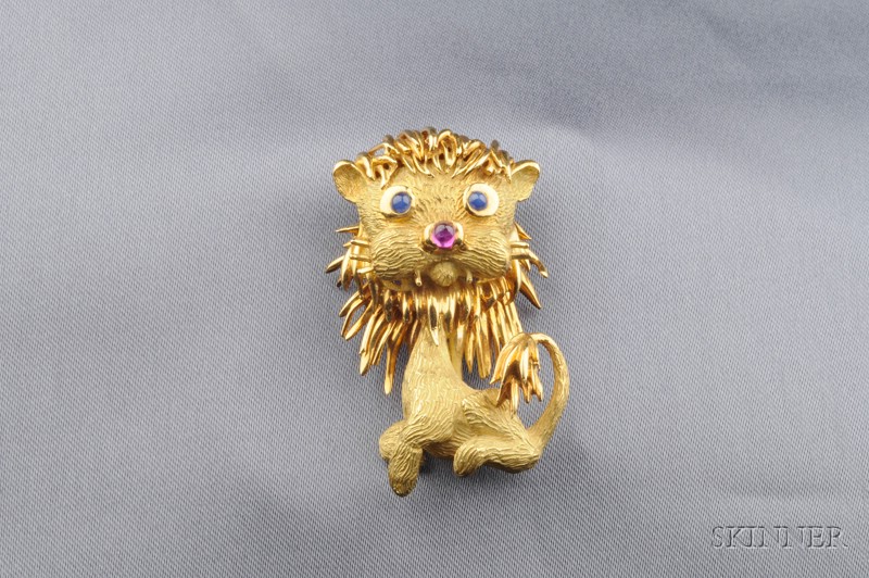 Appraisal: kt Gold Gem-set Lion Brooch with cabochon sapphire eyes and