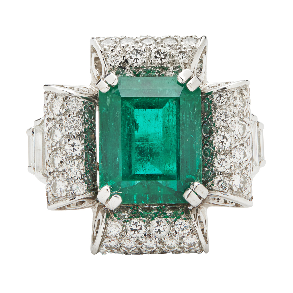 Appraisal: An emerald and diamond set cocktail ringclaw set with a