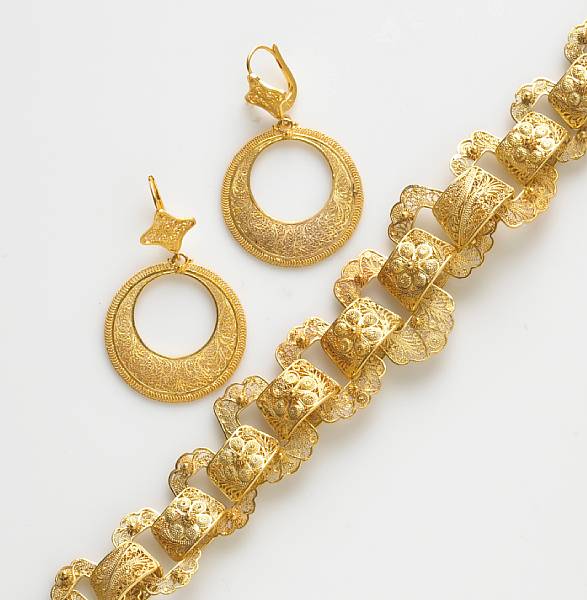 Appraisal: A k gold filigree necklace and pair of earrings gross