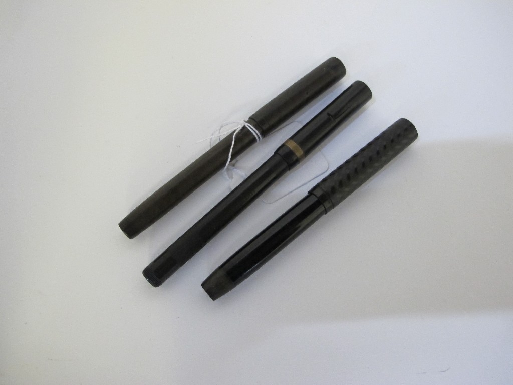 Appraisal: A lot comprising three fountain pens