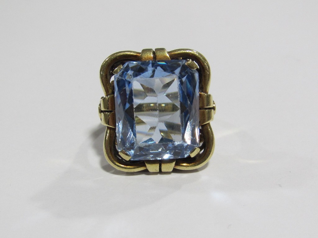 Appraisal: A fourteen carat gold blue topaz single stone ring with