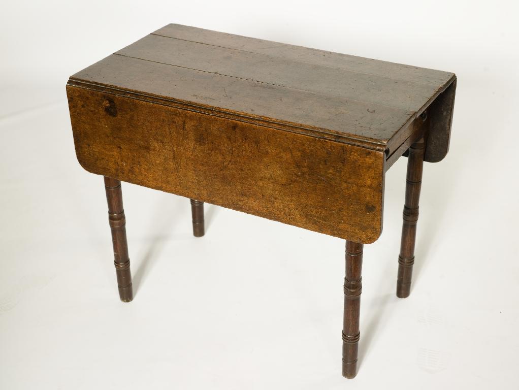 Appraisal: EARLY th CENTURY OAK DROPLEAF OCCASIONAL TABLE with planked top