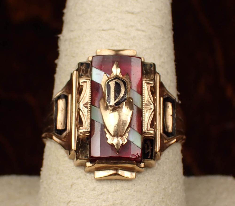 Appraisal: MAN'S VINTAGE YELLOW GOLD CLASS RING The k gold ring