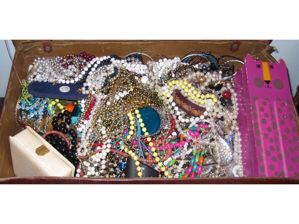 Appraisal: Suitcase of costume jewellery