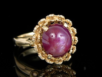 Appraisal: A Lady's Star Ruby Ring set in Yellow Gold k