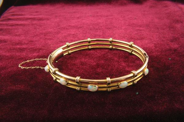 Appraisal: A Victorian ct gold Bangle of three tiers set five