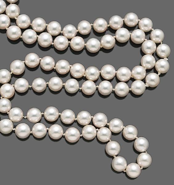 Appraisal: A cultured pearl necklace cultured pearls measuring approximately to mm