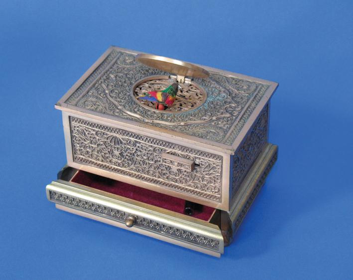 Appraisal: A CONTINENTAL AUTOMATON SINGING BIRD MUSICAL BOX with a rectangular