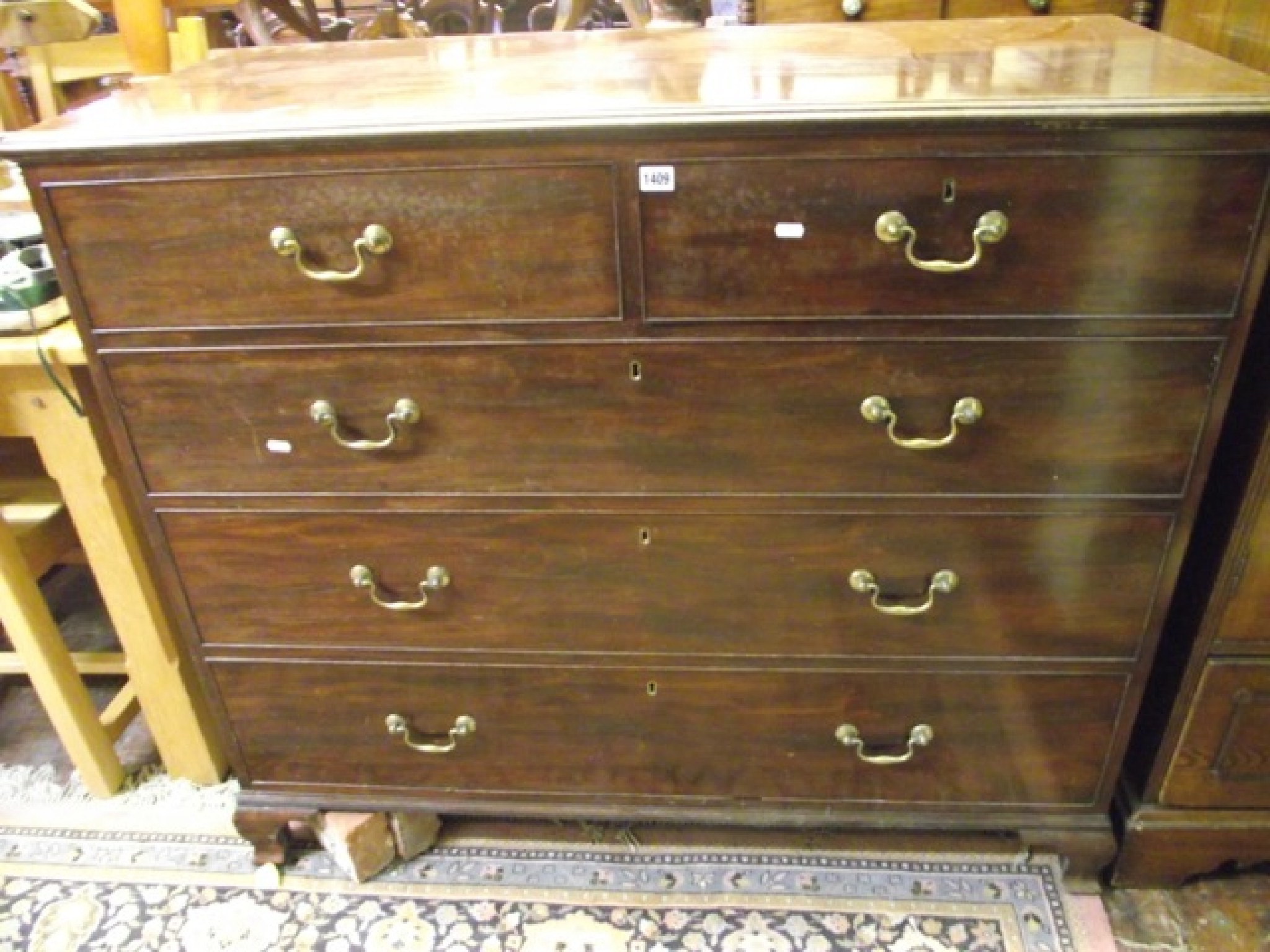 Appraisal: A good quality Georgian mahogany chest of three long and