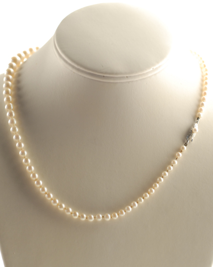 Appraisal: A Graduated Mikimoto Pearl Necklace having a K marked white