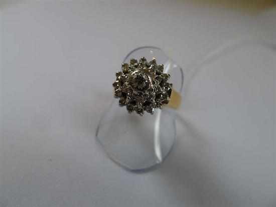 Appraisal: A DIAMOND CLUSTER RING TOTALLING APPROXIMATELY CTS IN CT GOLD