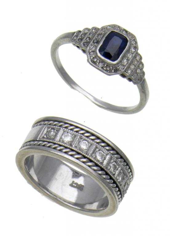 Appraisal: A SAPPHIRE AND DIAMOND CLUSTER RING with stepped diamond set