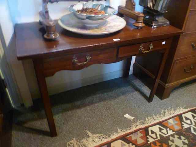 Appraisal: AN EDWARDIAN MAHOGANY SIDE TABLE fitted with two frieze drawers