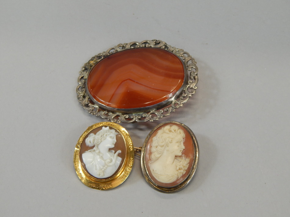 Appraisal: Three various brooches comprising two cameos marked ct and another