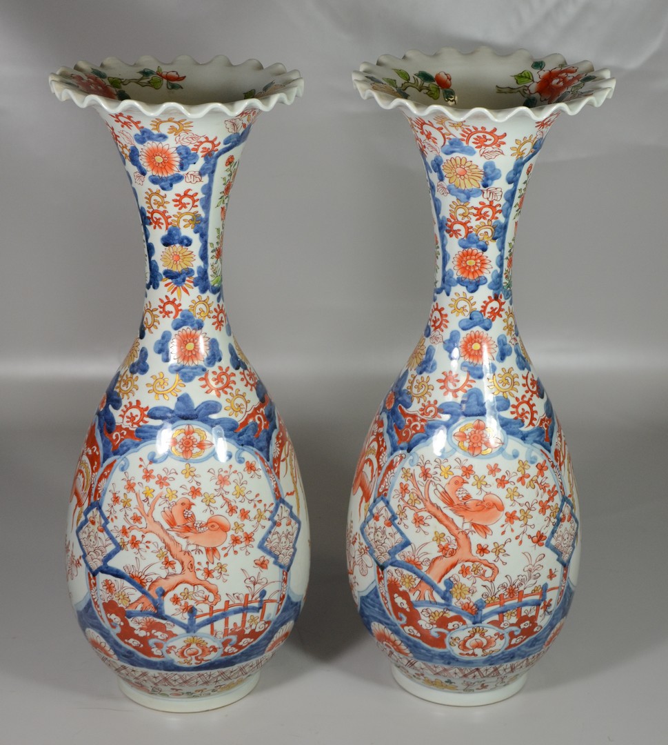 Appraisal: Pair of Japanese Imari Porcelain Vases with Ruffled Top h