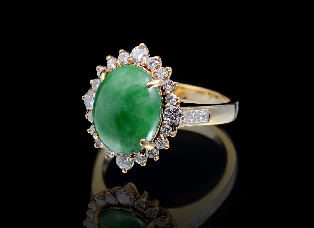 Appraisal: K JADE DIAMOND RING K yellow gold ring centers one