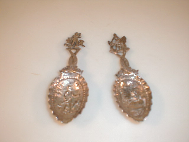 Appraisal: A pair of Dutch caddy spoons with repousse bowls and