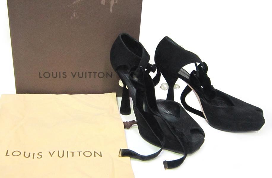 Appraisal: A PAIR OF LADIES LOUIS VUITTON DRESS SHOES IN BOX