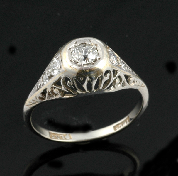 Appraisal: An Art Deco diamond solitare ring The old brilliant cut