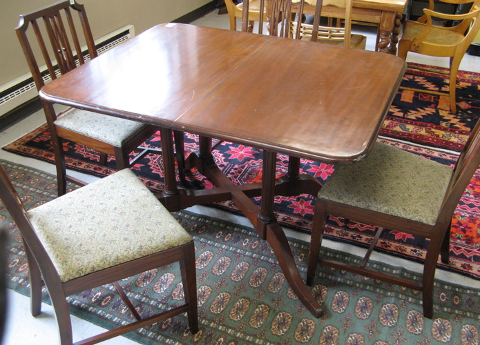 Appraisal: FEDERAL STYLE MAHOGANY DINING TABLE WITH THREE LEAVES American mid