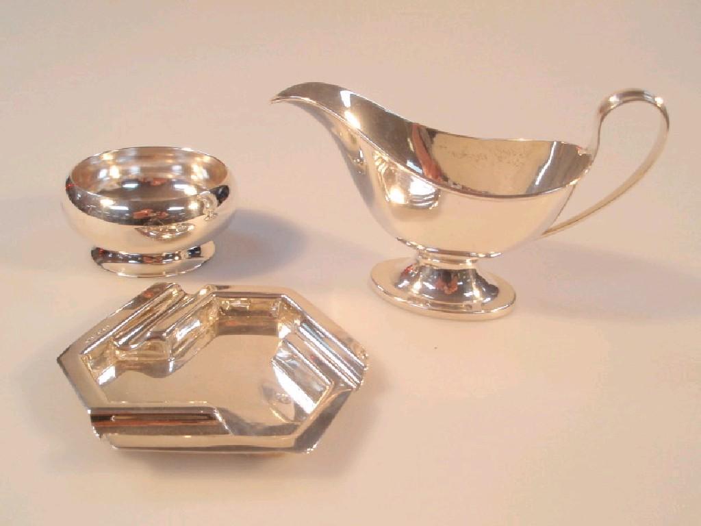 Appraisal: A George V silver sauce boat of plain design with