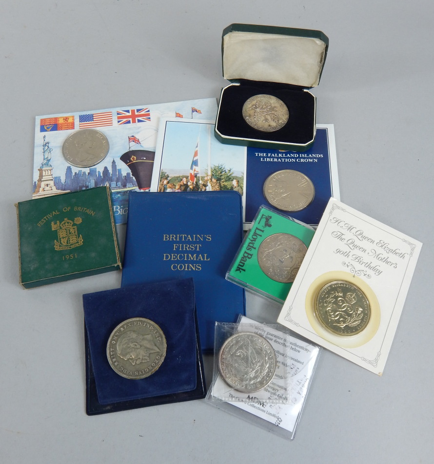 Appraisal: A small quantity of commemorative coins to include some crowns