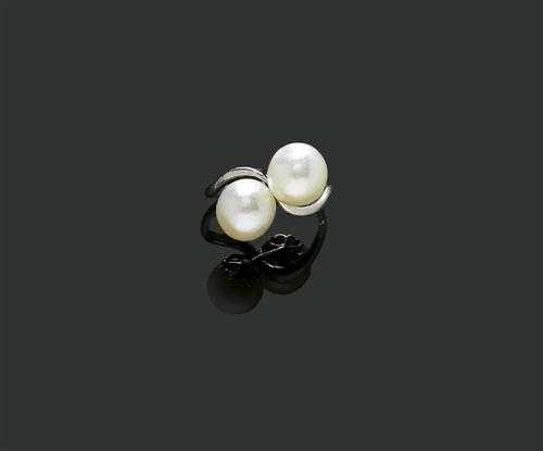 Appraisal: PEARL RING ca Platinum Classic Crois model set with button-shaped