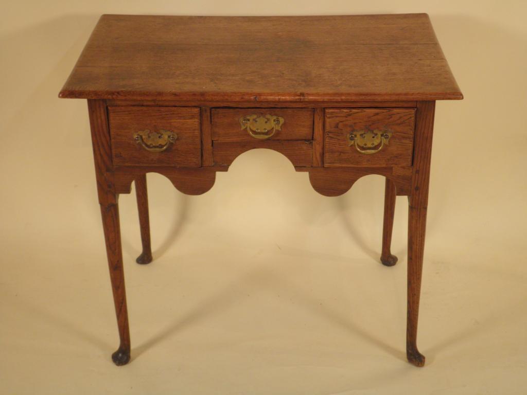 Appraisal: A late th early thC oak lowboy the rectangular top