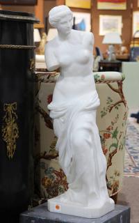 Appraisal: Italian marble sculpture depicting Venus de Milo Italian marble sculpture