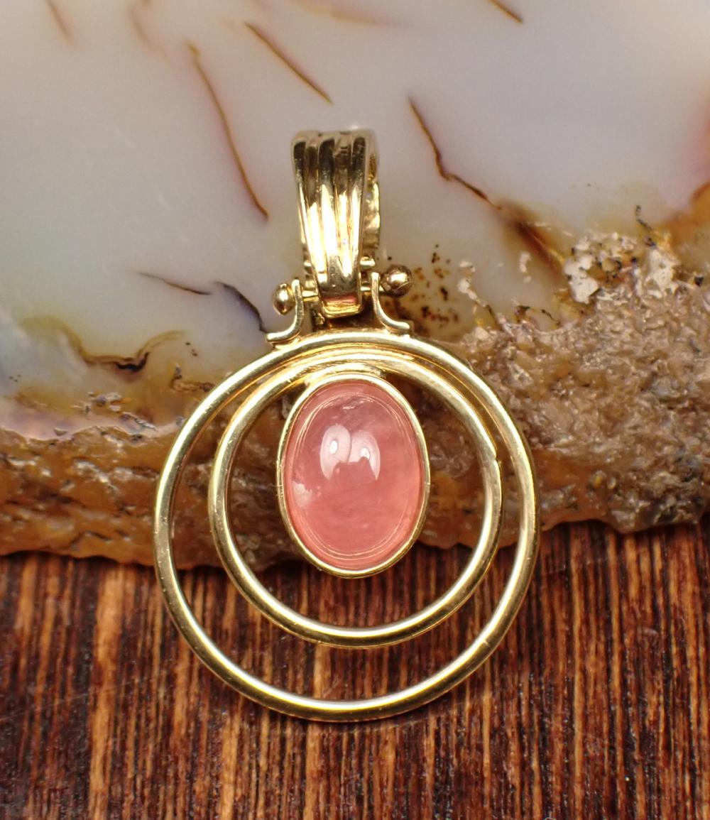 Appraisal: PINK TOURMALINE AND EIGHTEEN KARAT GOLD PENDANT The yellow gold