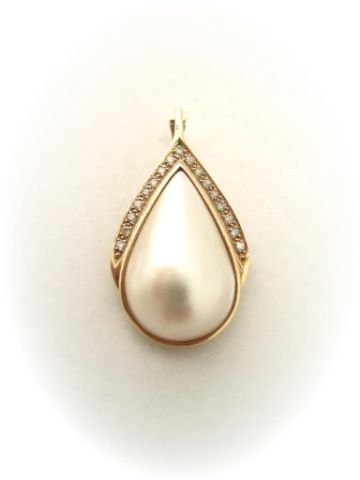 Appraisal: K yellow gold Cabachon cut pear shaped mother of pearl