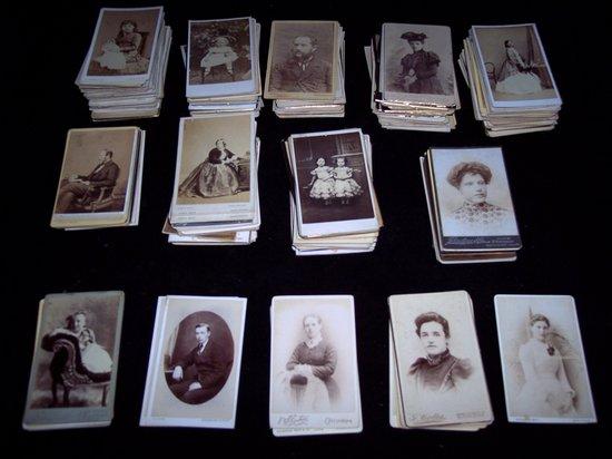 Appraisal: A quantity of small th Century and later photographs portraits